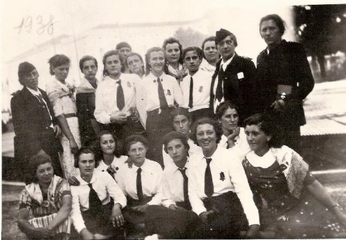 ARC 47 | Giovani italiane in gita a Vittorio Veneto | Veneto | 1938