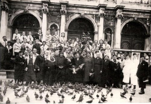ARC 109 | Donne del comune di Fontanafredda in gita a Venezia | Veneto | 1938