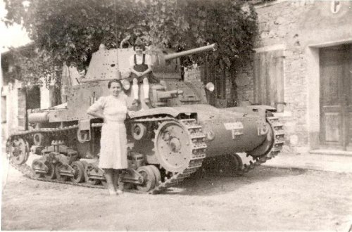 ARC 139 | Giuseppina Burigana con la figlia davanti a carro armato | Friuli Venezia Giulia | 1942