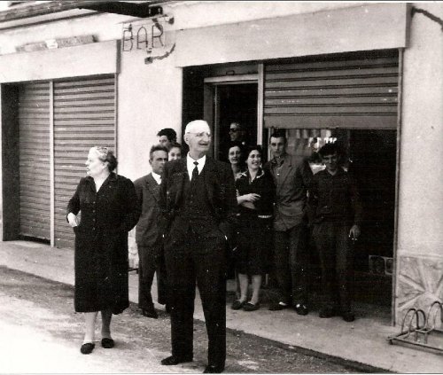 ARC 341 | Bar e negozio della "Pierina" - foto dall'esterno | Friuli Venezia Giulia | 1954
