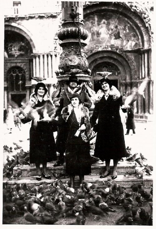 ARC 687 | Madre e figlie a Venezia | Veneto | Data Non Presente