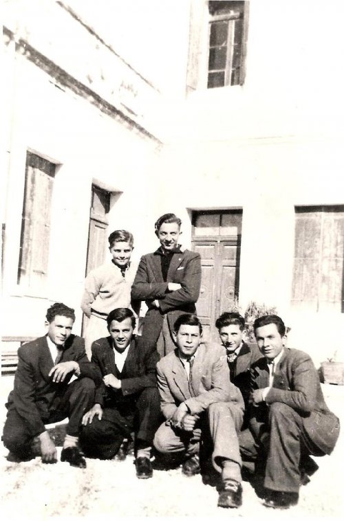 ARC 241 | Gruppo di giovani davanti all'Asilo di Romano | Friuli Venezia Giulia | 1950