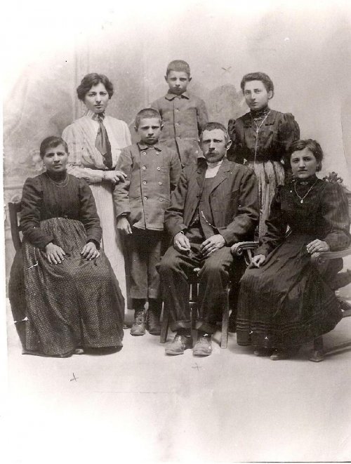 ARC 554 | Famiglia Gio Maria Carniel di Antonio | Friuli Venezia Giulia | 1906