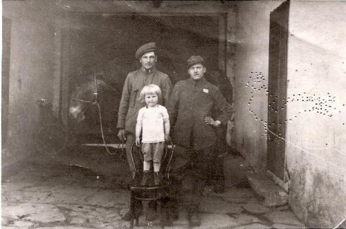 ARC 567 | Prigionieri di guerrra con bambino tedesco | Posizione Non Presente | 1917