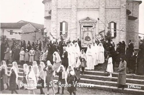 ARC 657 | Processione davanti alla Chiesa di Vigonovo | Friuli Venezia Giulia | Data Non Presente