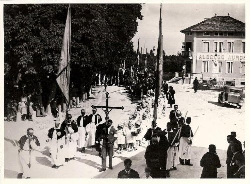 ARC 669 | Processione a Fontanafredda. Bandiera e croce | Friuli Venezia Giulia | 1930