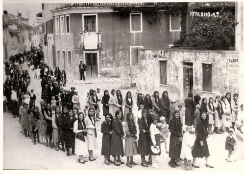 ARC 675 | Processione a Fontanafredda. Donne davanti a casa Cesca | Friuli Venezia Giulia | 1930