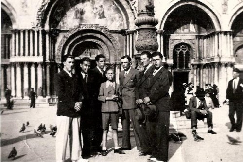 ARC 411 | Gruppo di amici in gita a Venezia | Veneto | 1934