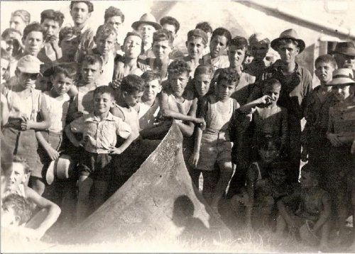 ARC 791 | Foto di gruppo con campana di Vigonovo | Friuli Venezia Giulia | 1946