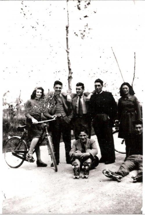 ARC 764 | Gruppo di amici a Ronche | Friuli Venezia Giulia | 1942