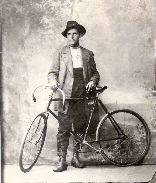 ARC 251 | Giovanni Massar con bicicletta | Friuli Venezia Giulia | 1920