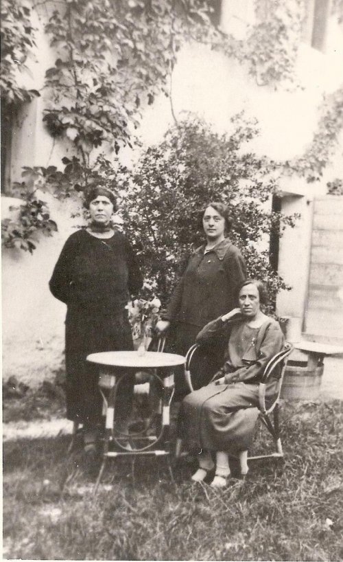 ARC 259 | Tre amiche nel giardino di casa Graziani | Friuli Venezia Giulia | 1927