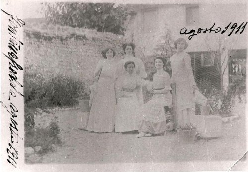 ARC 262 | Amiche intorno alla futura sposa | Friuli Venezia Giulia | 1911
